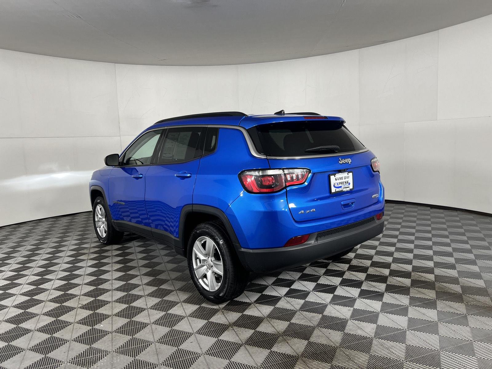 Certified Used 2022 Laser Blue Pearlcoat Jeep Latitude image 5