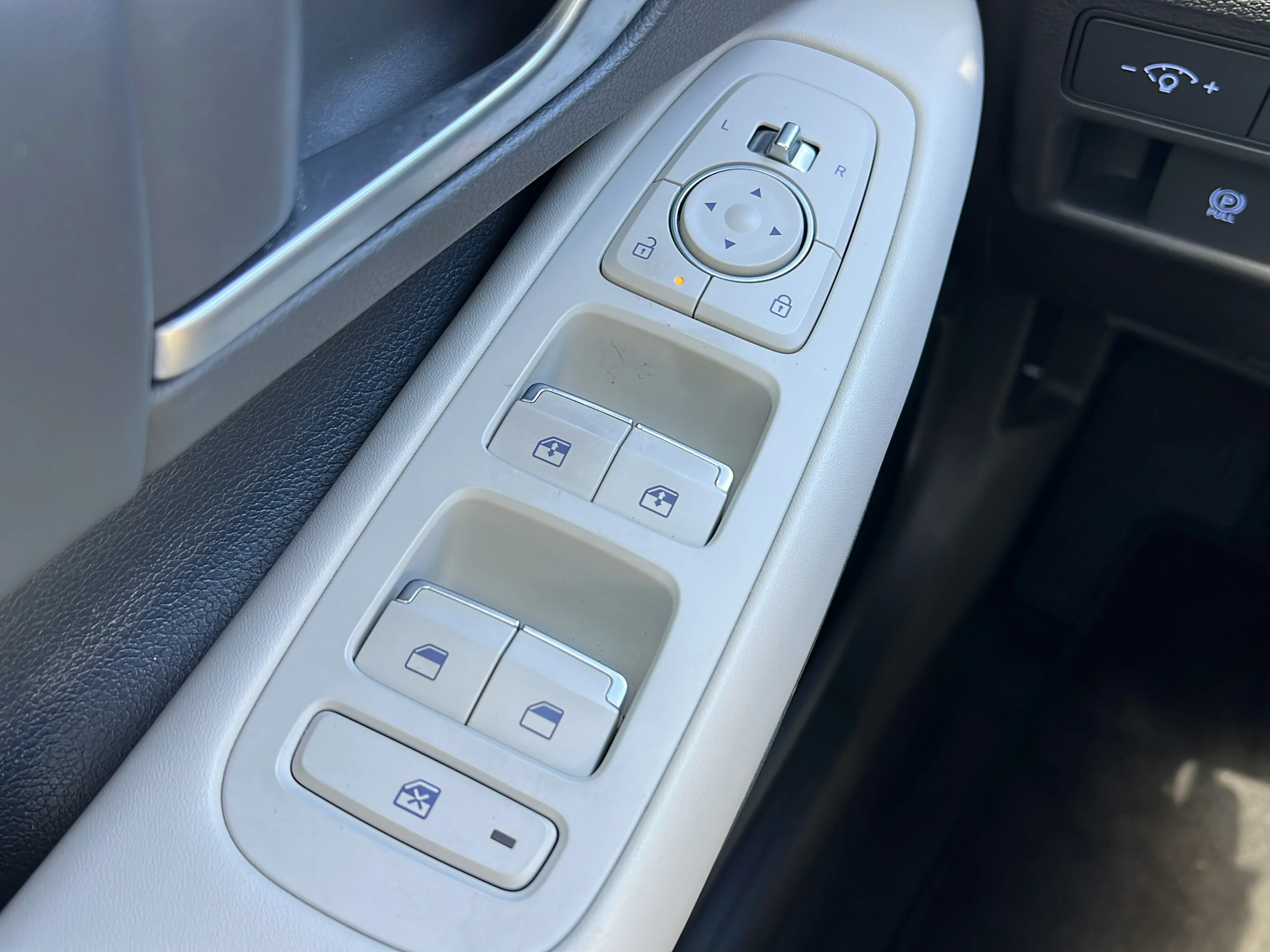 Used 2024 Aero Silver Hyundai SEL image 23