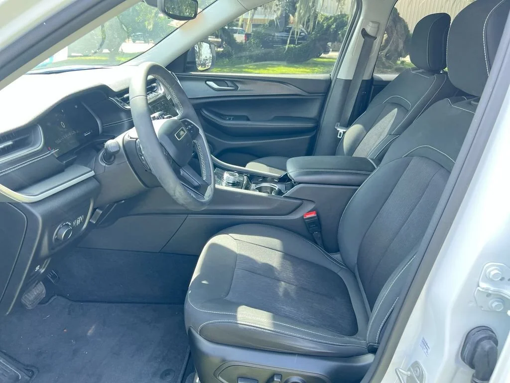 Used 2023 White Jeep Laredo image 13