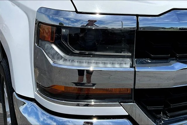 Used 2018 White Chevrolet LT image 33