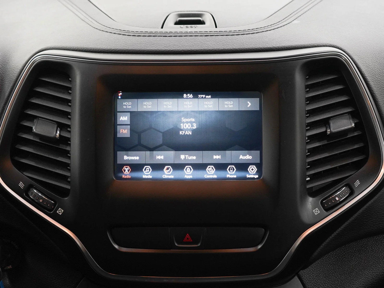 Used 2019  Jeep Latitude image 15