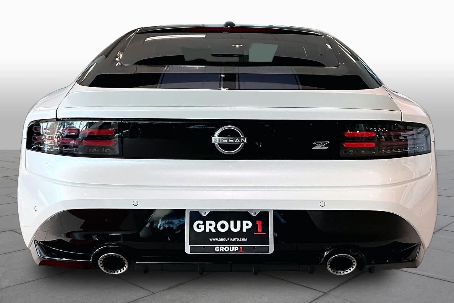 Used 2025 Pearl White Tricoat/Super Black Nissan Performance image 5