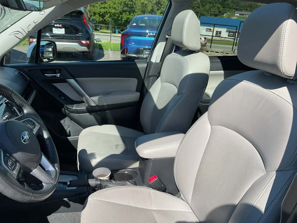 Used 2018 Ice Silver Metallic Subaru Limited image 19