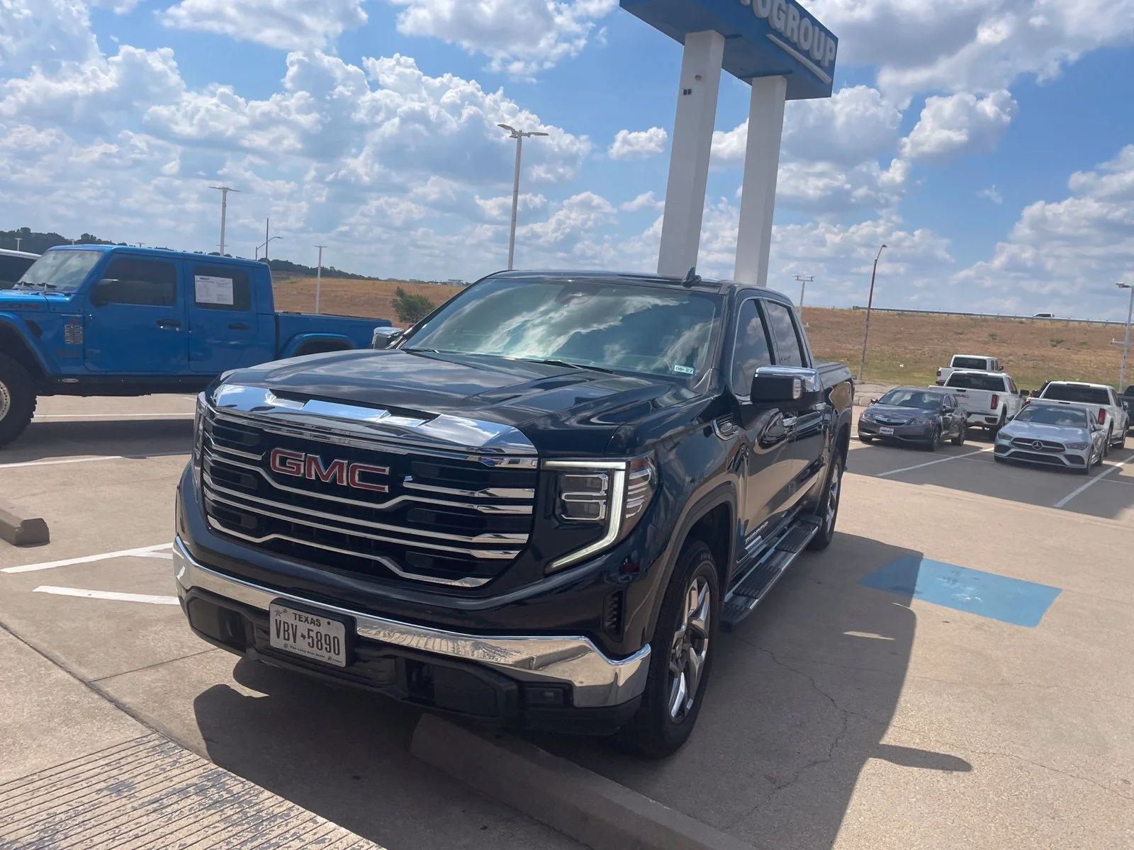 Used 2023 ONYX BLACK GMC SLT image 19