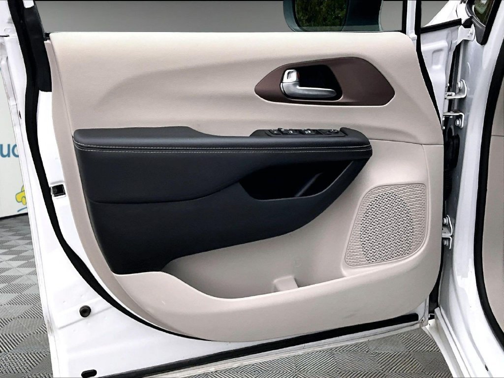 Used 2024 White Chrysler LX image 9