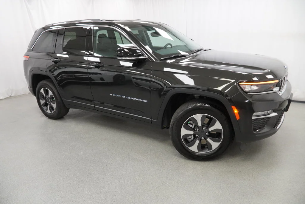 Used 2023  Jeep 4xe image 14