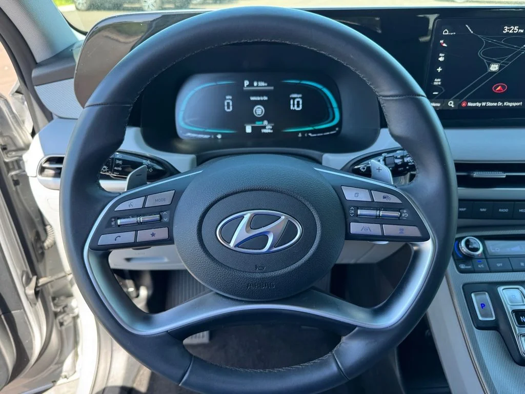 Used 2025 Silver Hyundai SEL image 26