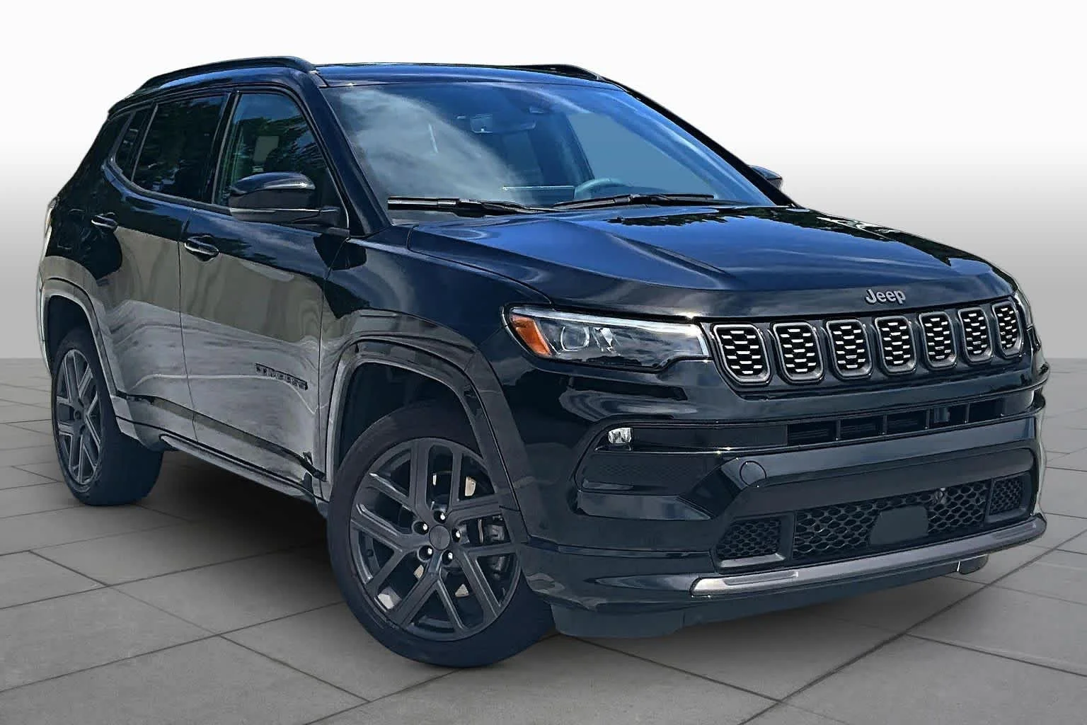 Used 2024 Diamond Black Crystal Pearlcoat Jeep Limited image 4
