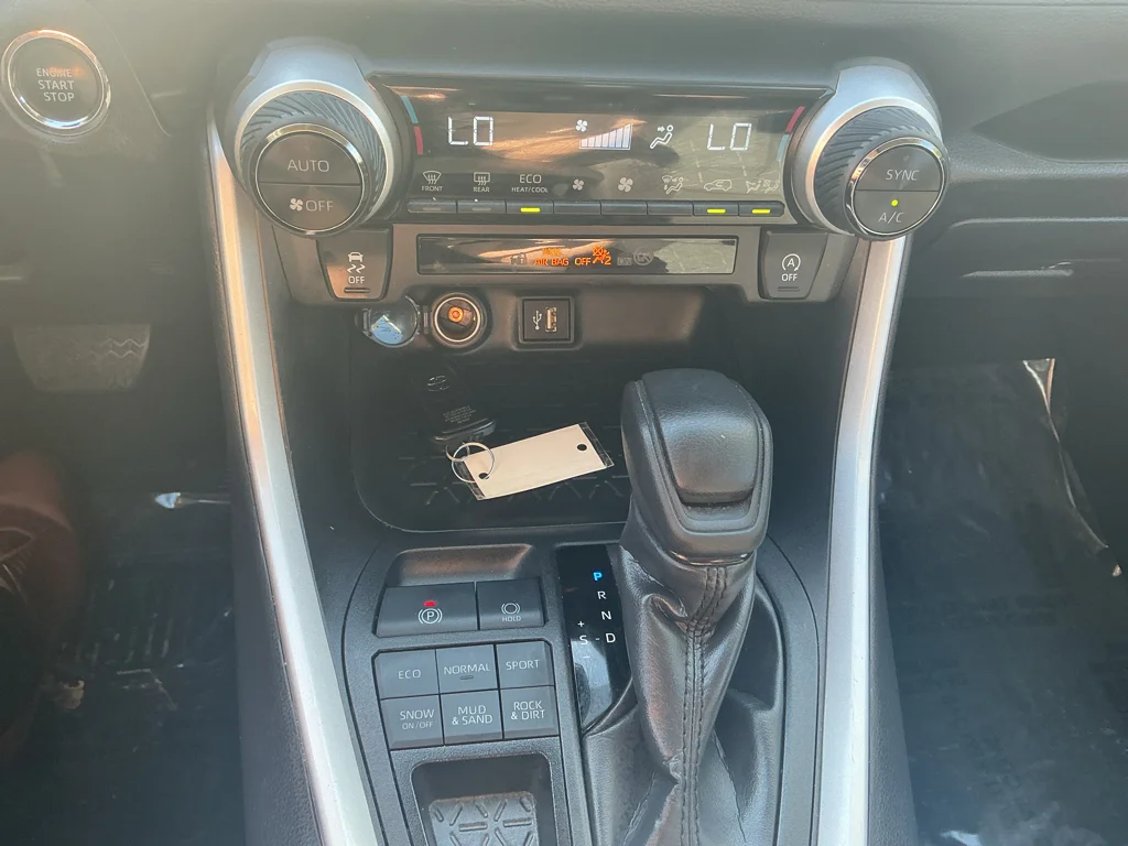 Used 2025 SILVER SKY METALLIC Toyota XLE image 20