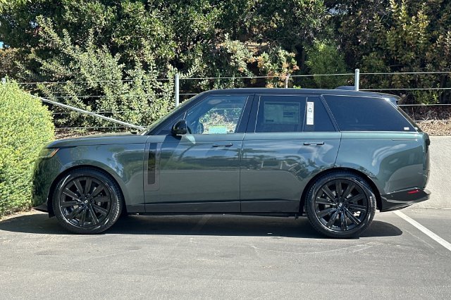 New 2027 Belgravia Green Land Rover SE image 2