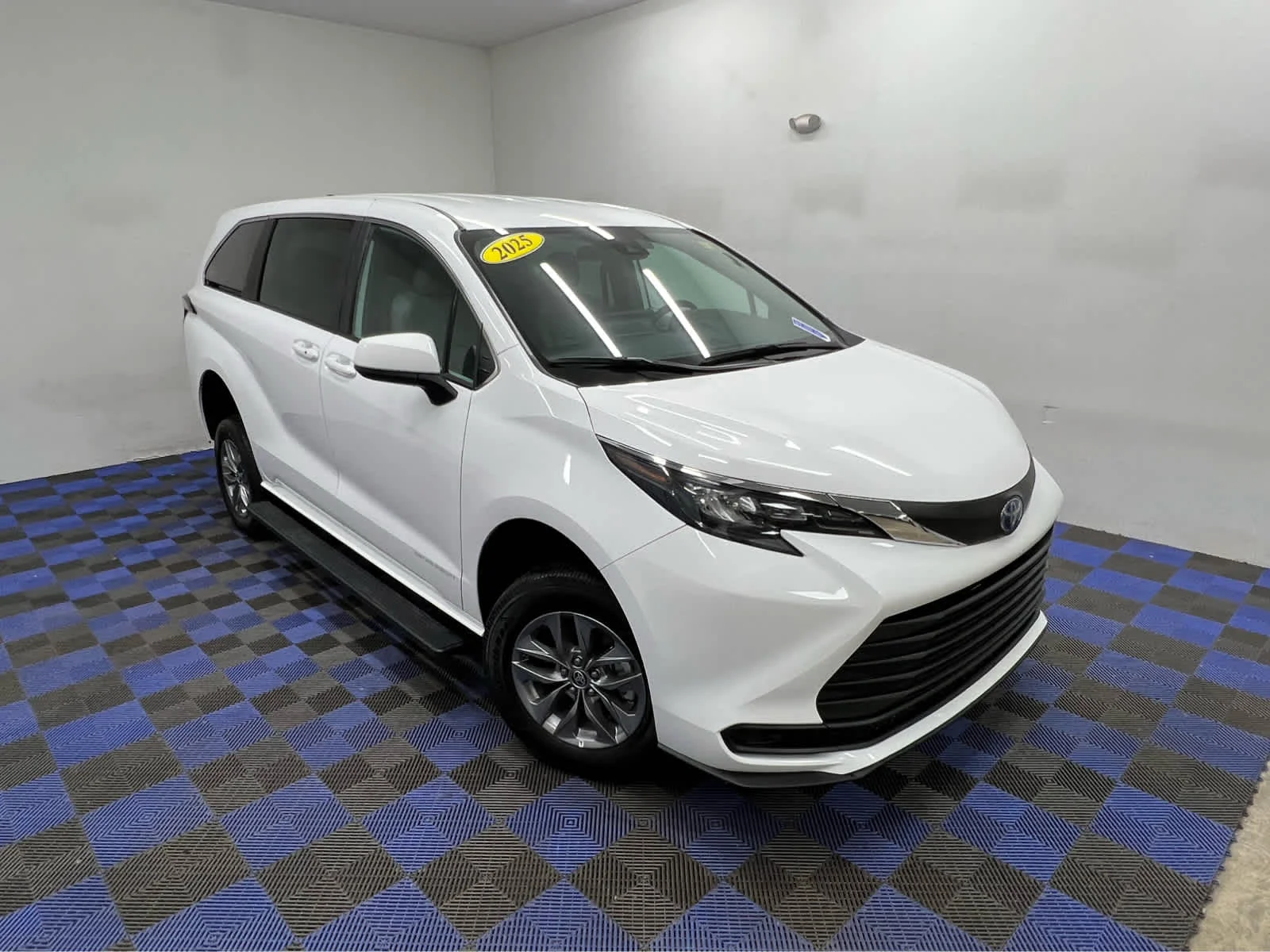Used 2025 Ice Cap Toyota LE image 8