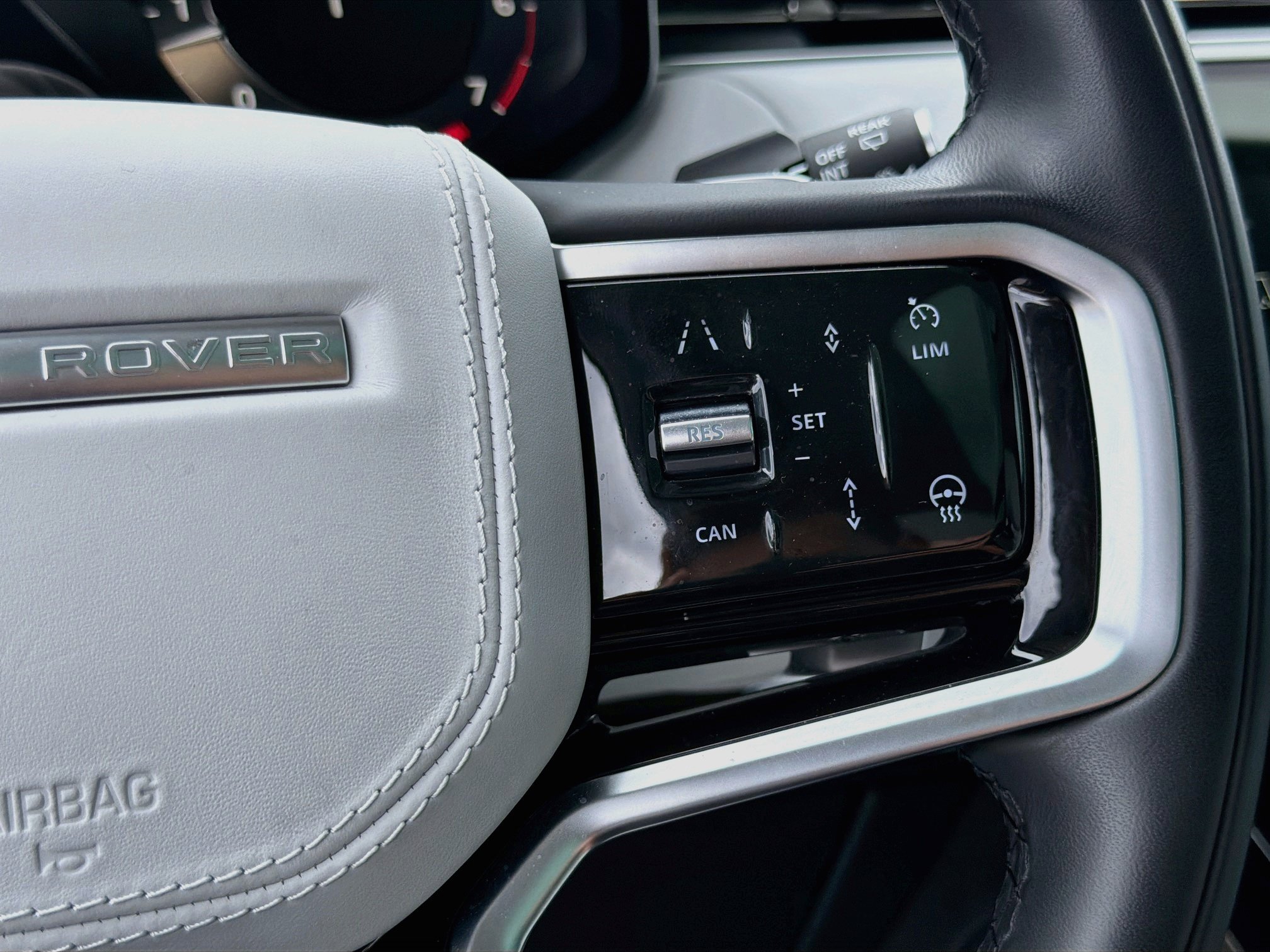 Used 2023 White Land Rover SE image 40