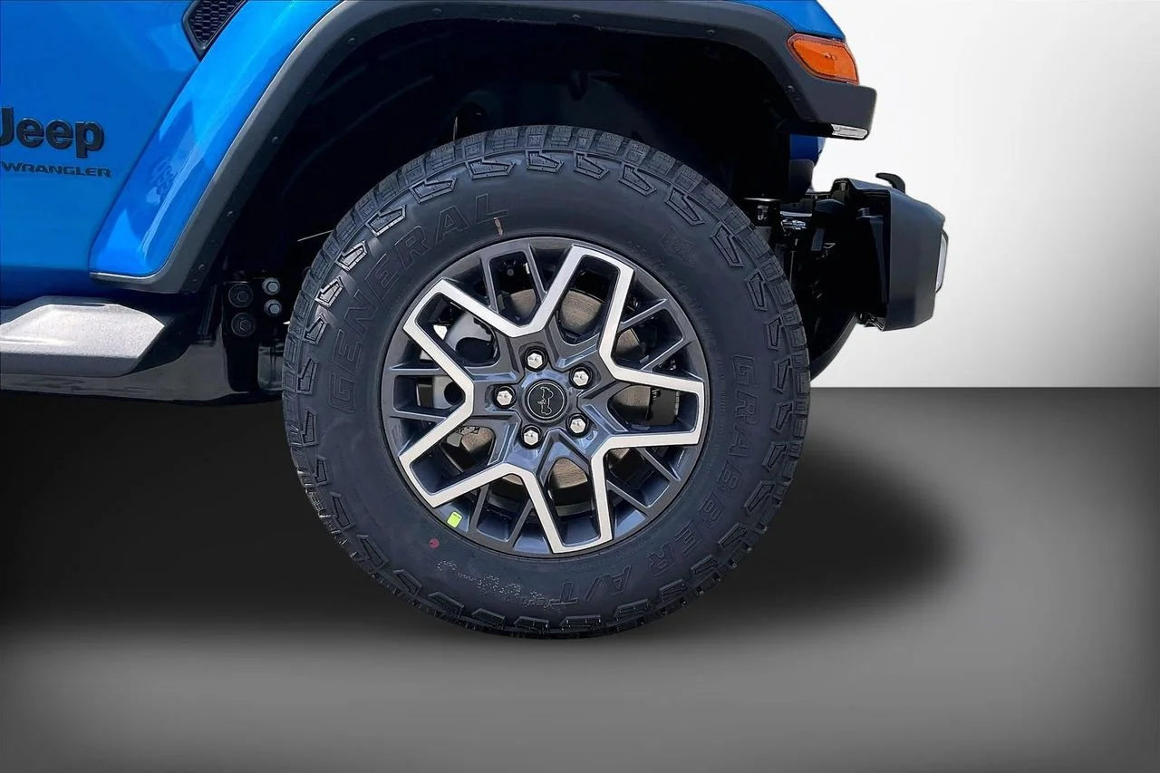 New 2026 Hydro Blue Pearl-Coat Exterior Paint Jeep Sahara image 32
