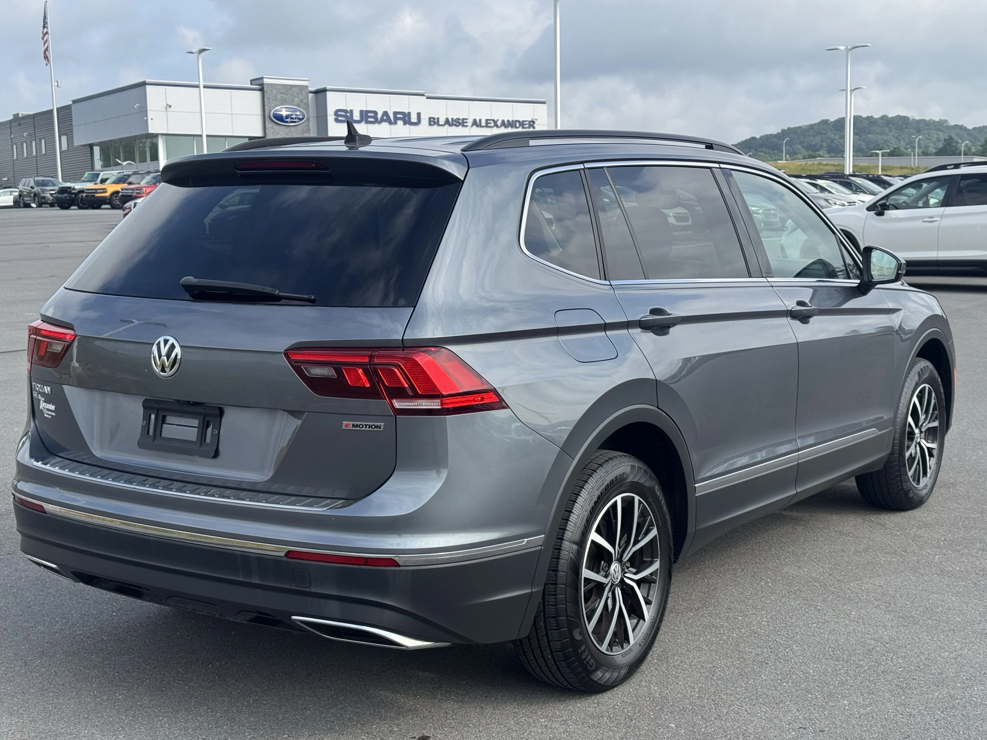 Used 2021 Platinum Gray Metallic Volkswagen SE image 3