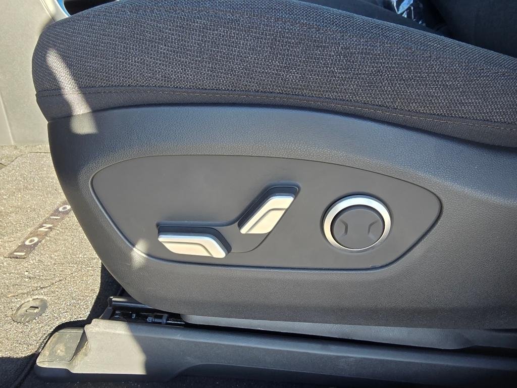 New 2026 Snow White Pearl Hyundai SE image 18