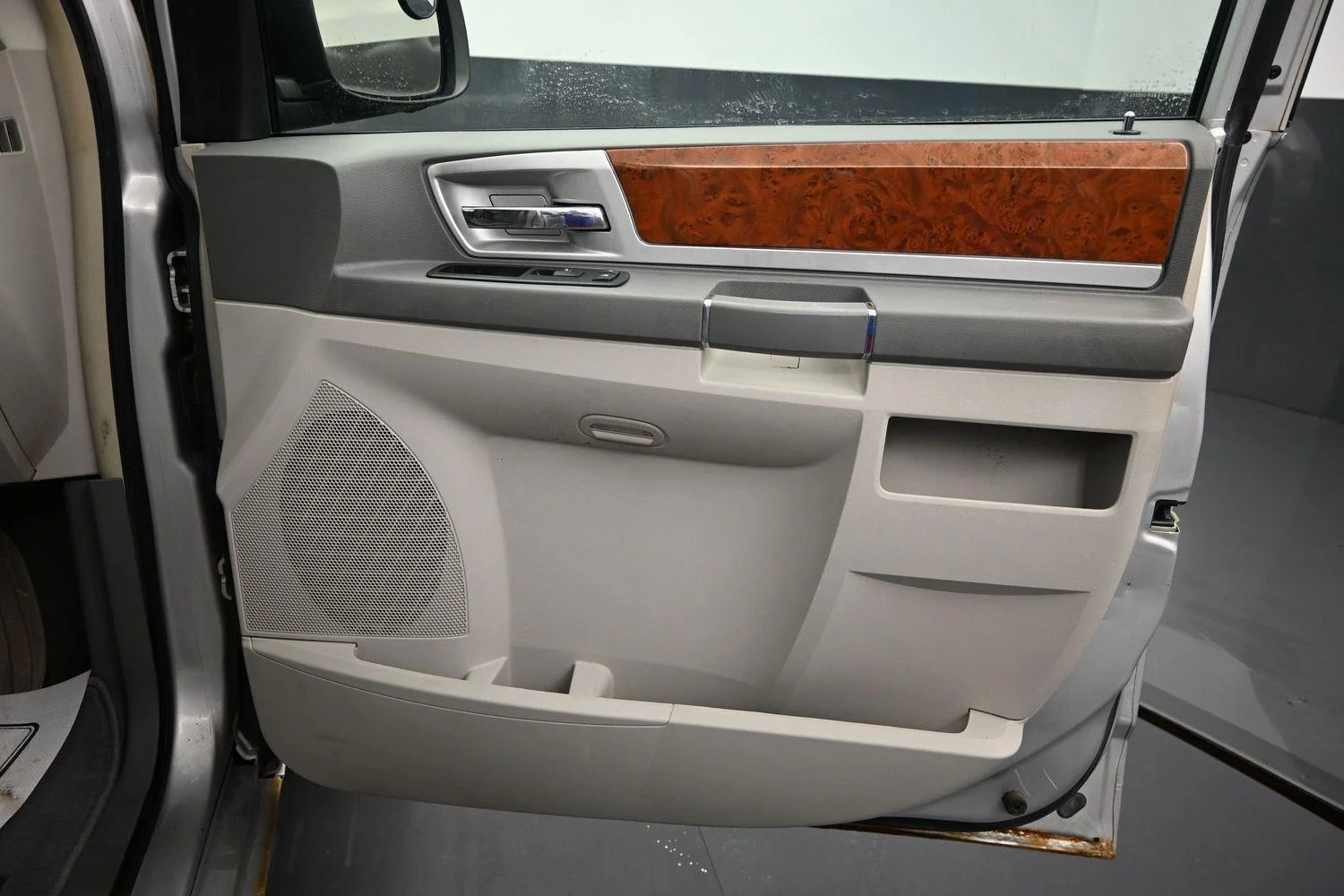 Used 2009 Bright Silver Metallic Chrysler Touring image 6