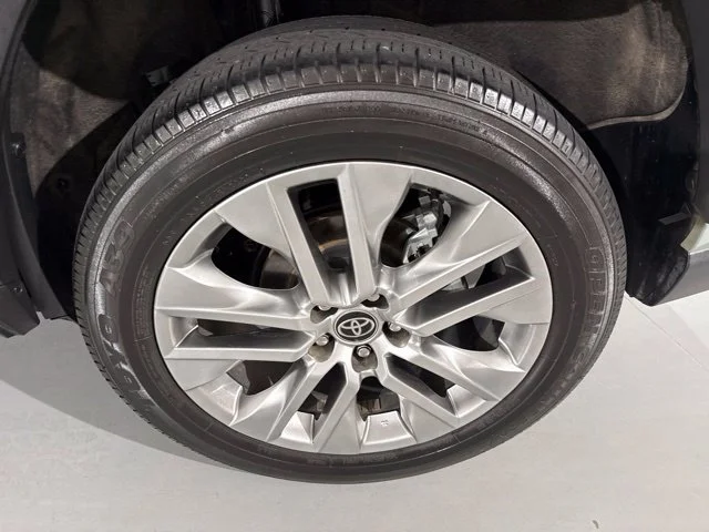 Used 2023  Toyota XLE Premium image 7