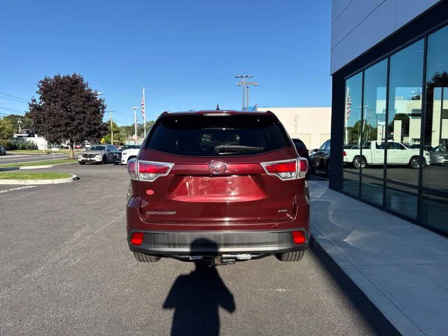 Used 2016 Red Toyota XLE V6 image 3