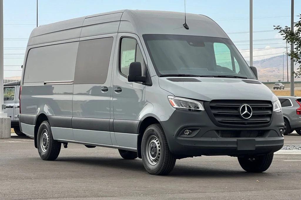 Used 2024  Mercedes-Benz Cargo 170 WB image 7