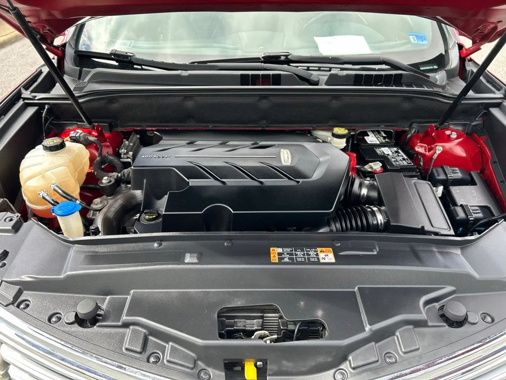 Used 2016 Red Lincoln Select image 10