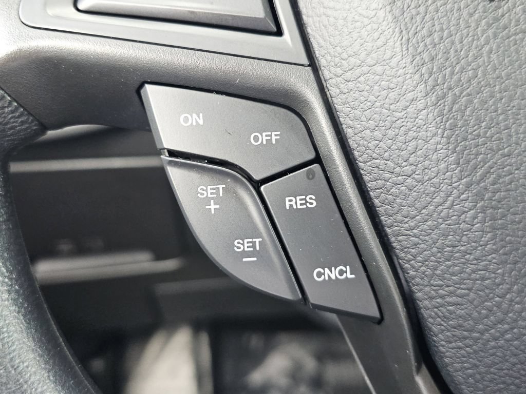 Used 2022 Oxford White Ford SE image 9