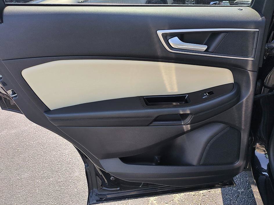Used 2020 Black Ford SEL image 28