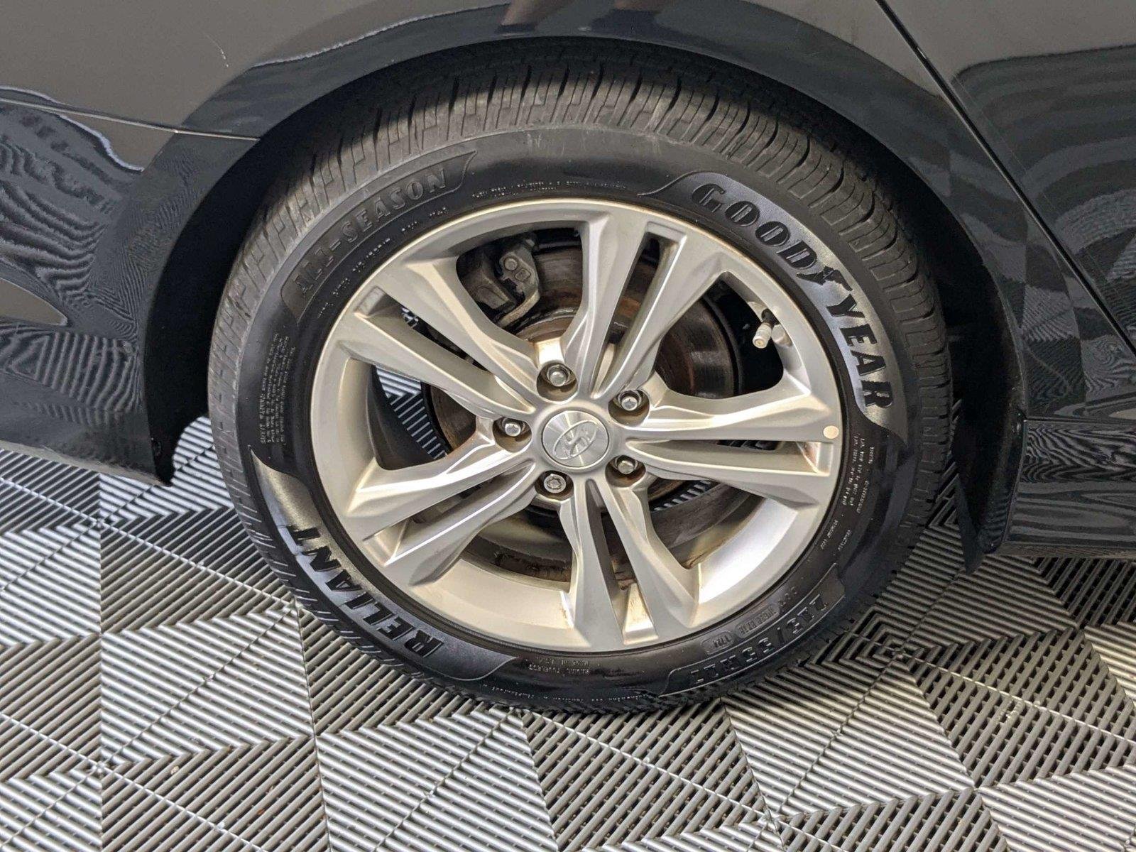 Used 2018 Phantom Black Hyundai Limited image 9