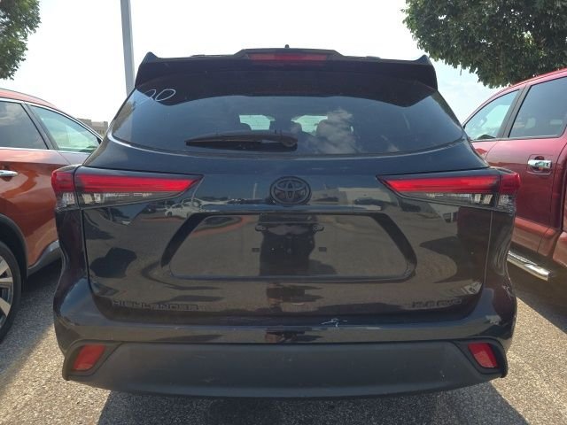 Used 2022 Black Toyota XLE image 3