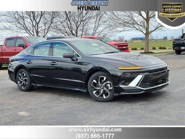 New 2025 Abyss Black Hyundai SEL image 1