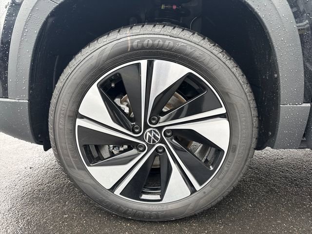 New 2026 Deep Black Pearl Volkswagen SE image 19