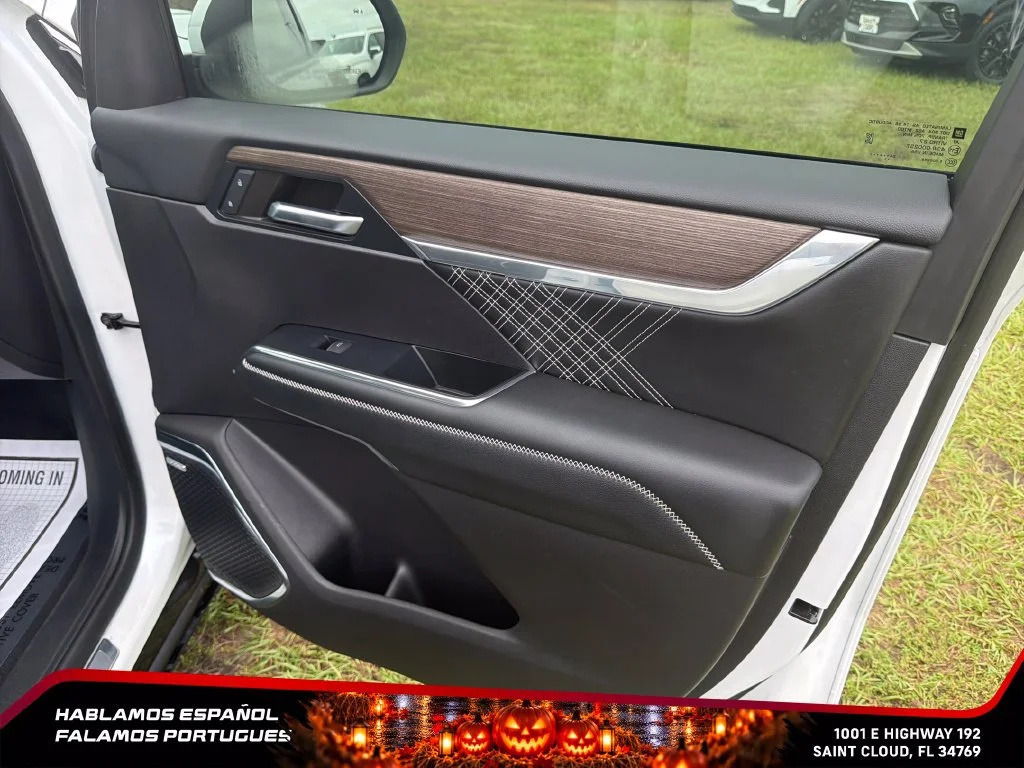 Used 2024 White Frost Tricoat GMC Denali image 33
