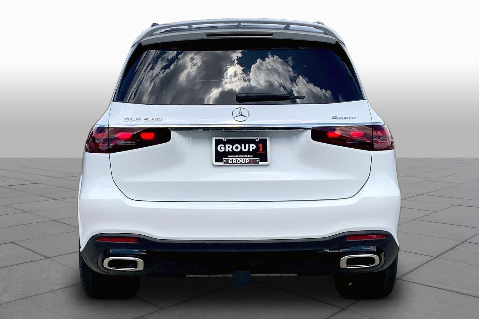 New 2026 MANUFAKTUR Moonlight White Metallic Mercedes-Benz GLS 580 image 4