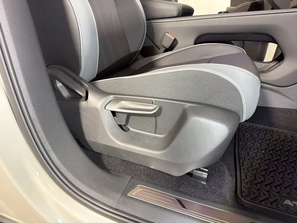 New 2027 Beige/tan Volkswagen SE w/Technology image 25