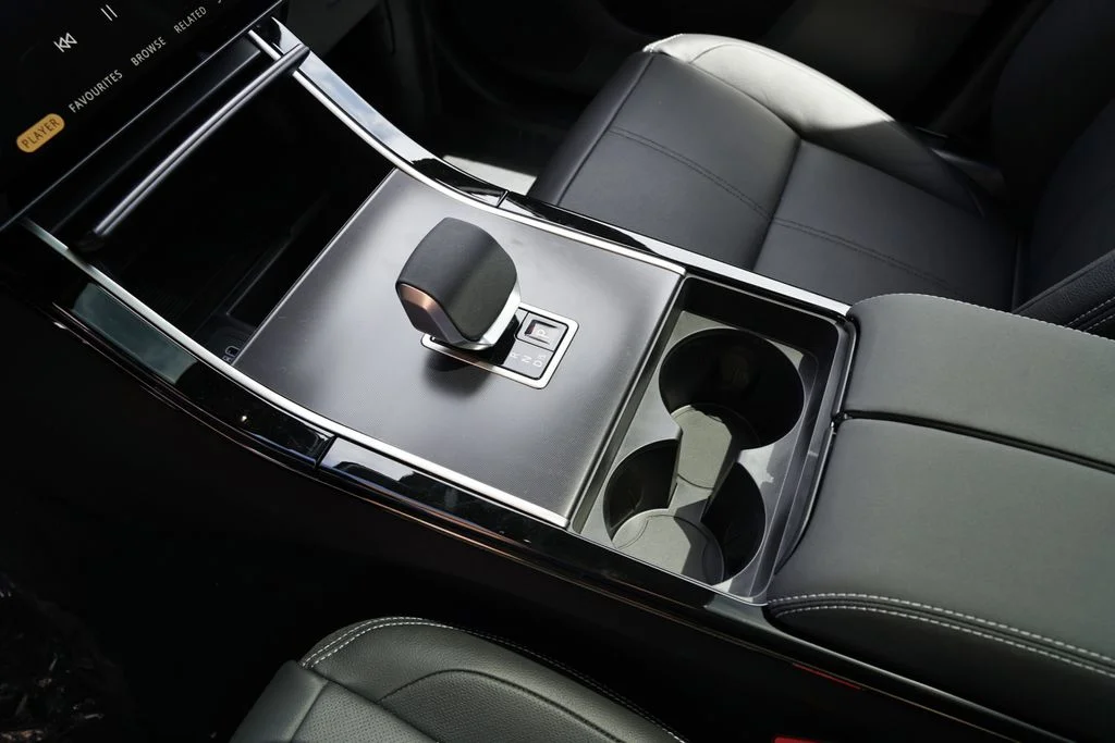 New 2026 Santorini Black Land Rover Belgravia Edition image 31
