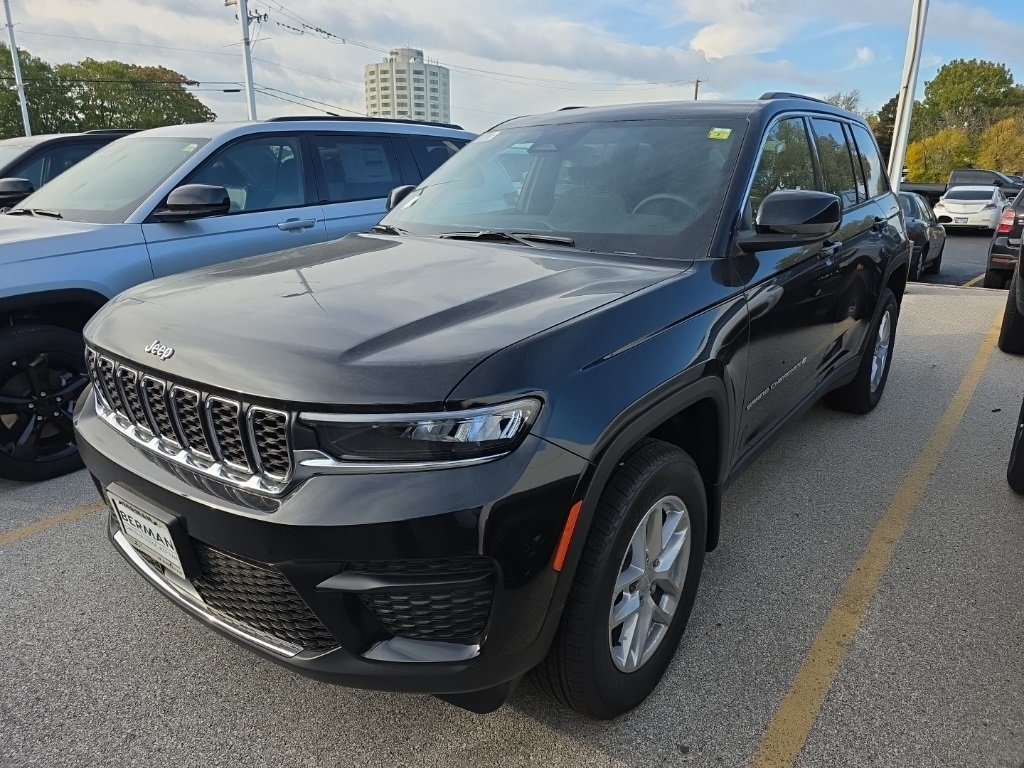 2025 Jeep Grand Cherokee Laredo X photo 2