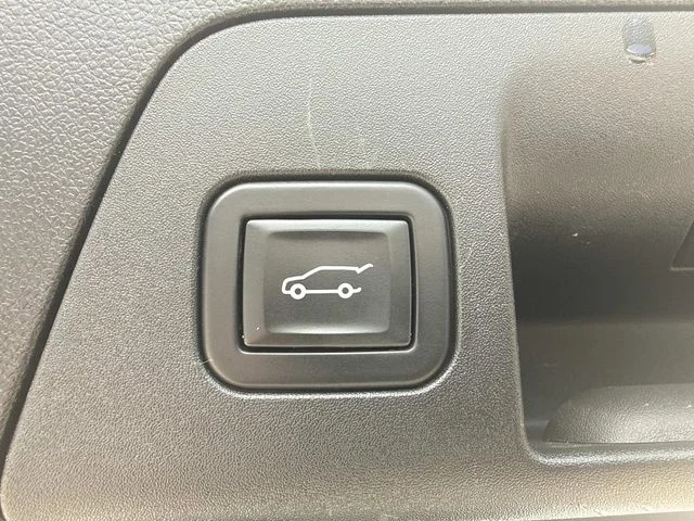 Used 2022 White Buick Preferred image 18