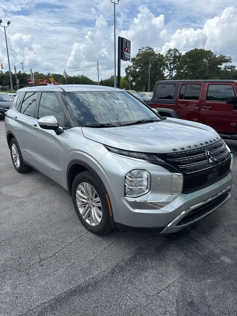 2022 Mitsubishi Outlander ES S-AWC's photo