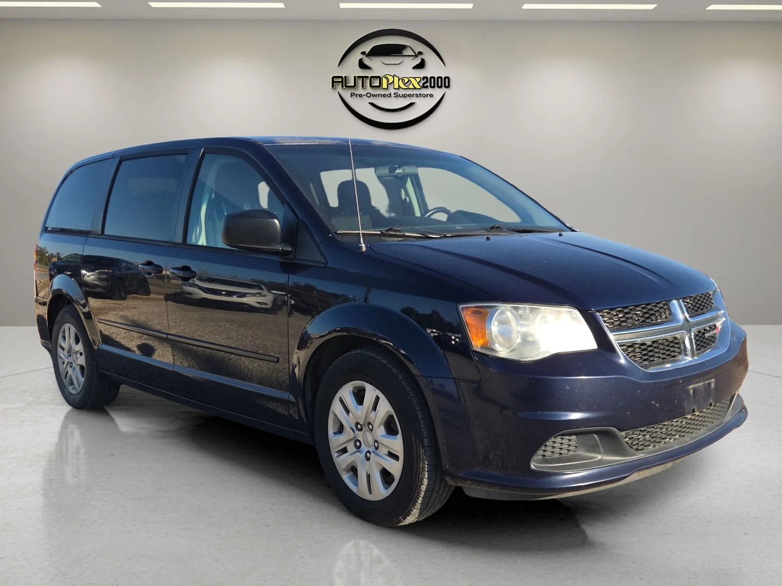 Used 2016 Blue Dodge SE image 1