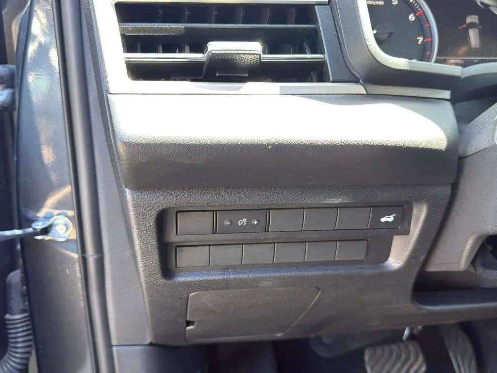 Used 2025 Gray Mitsubishi SE image 13
