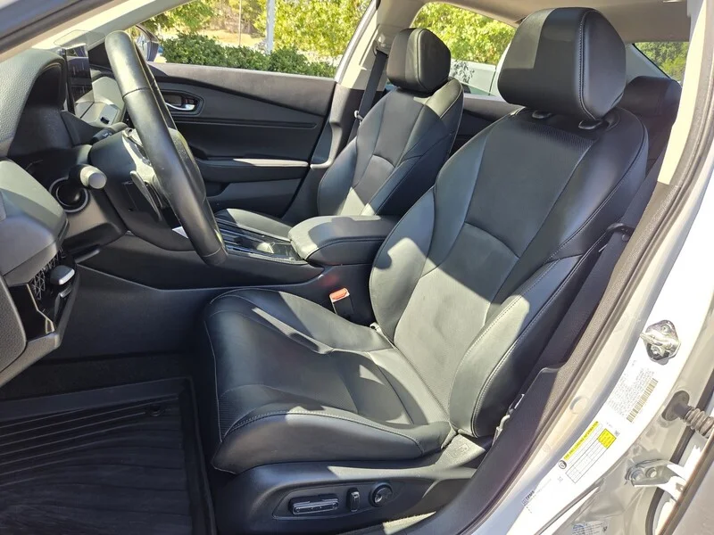Used 2025 Platinum White Pearl Honda TOURING image 8