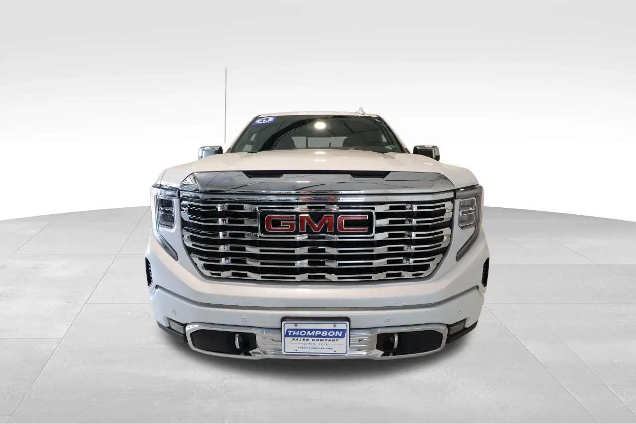 Used 2025 White Frost Tricoat GMC Denali image 7