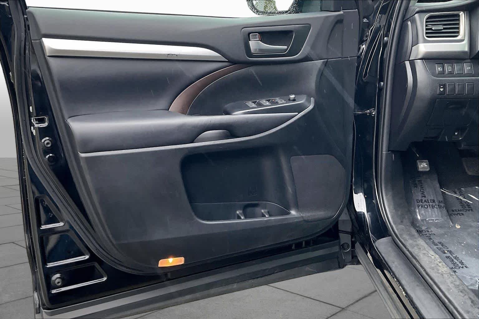 Used 2019 Midnight Black Metallic Toyota XLE image 21