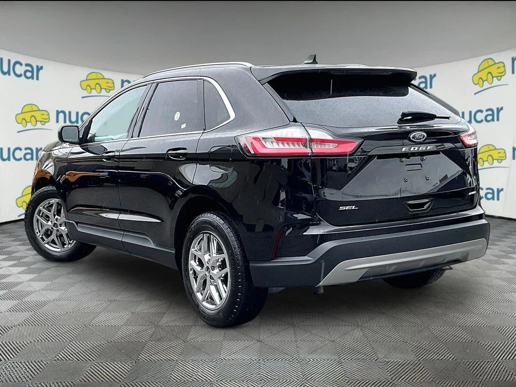 Used 2022 Black Ford SEL image 4