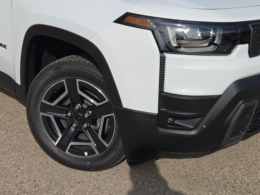 New 2026 Bright White Clear-Coat Exterior Paint Jeep Laredo image 4