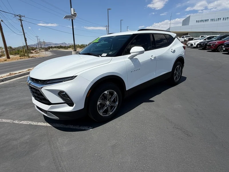 Used 2024 Summit White Chevrolet 2LT image 7