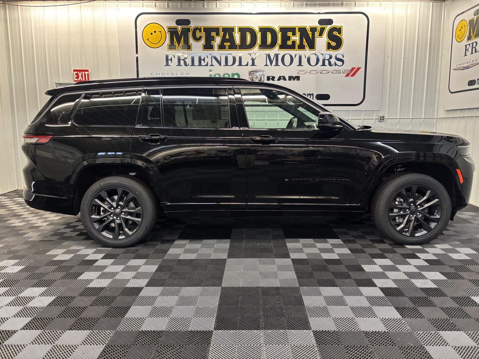 New 2026 Diamond Black Crystal Pearl-Coat Exterior Paint Jeep Limited Reserve image 1