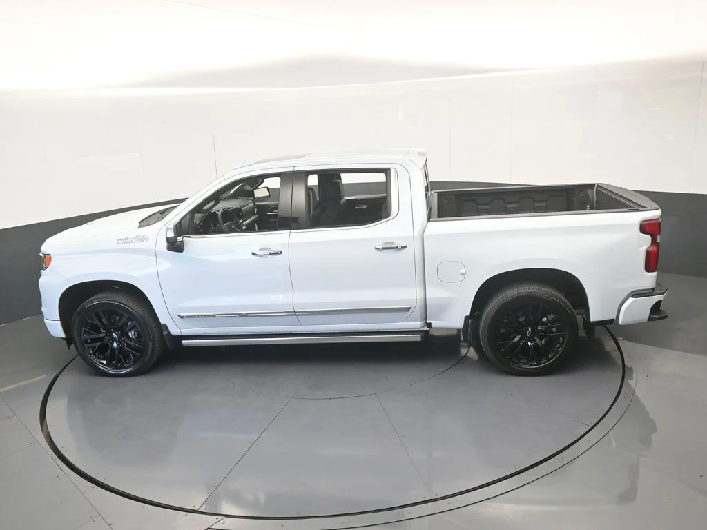 Used 2026 Summit White Chevrolet High Country image 64