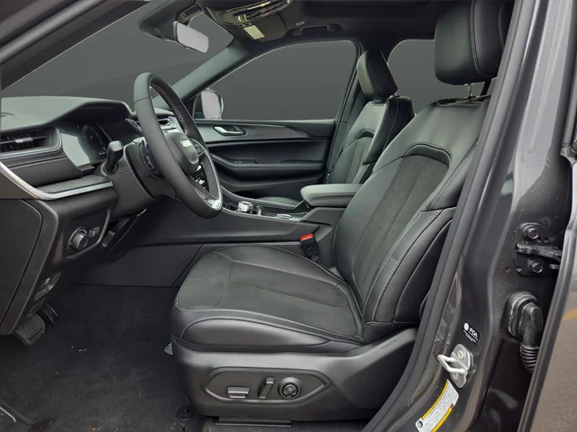 New 2025 Baltic Gray Metallic Clear-Coat Exterior Paint Jeep Altitude X image 4