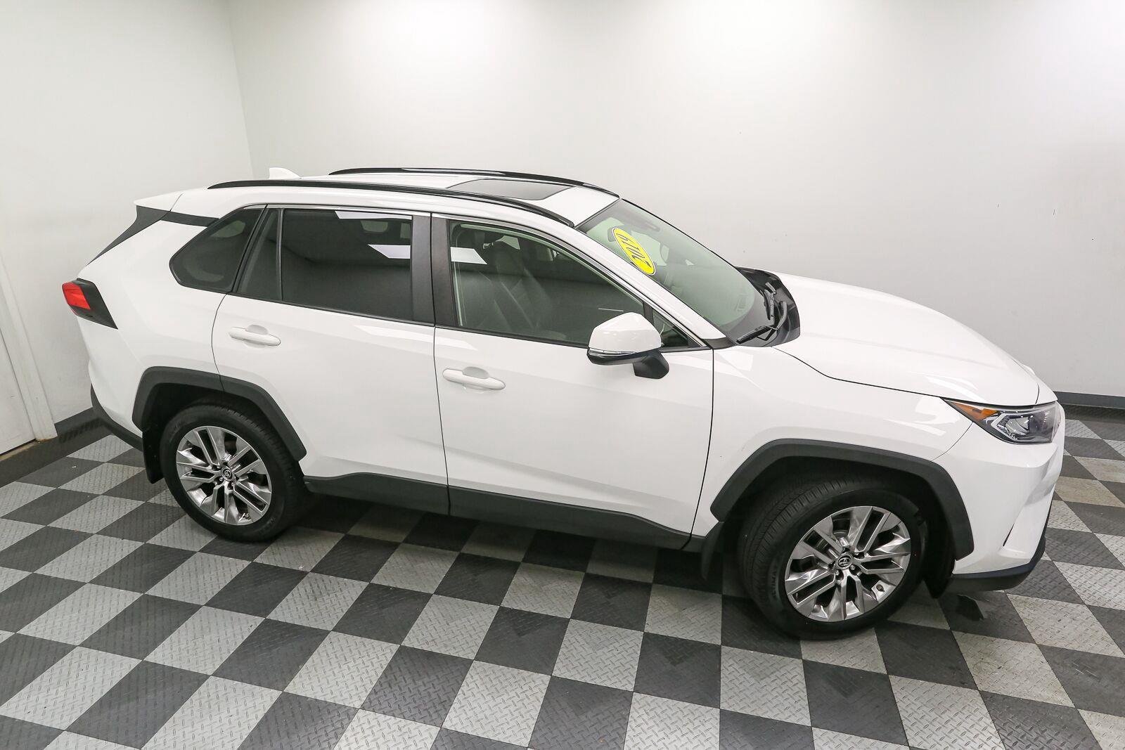 Used 2019 Super White Toyota XLE Premium image 5