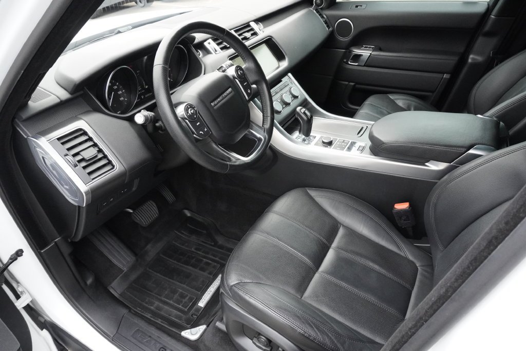 Used 2017 White Land Rover SE image 18